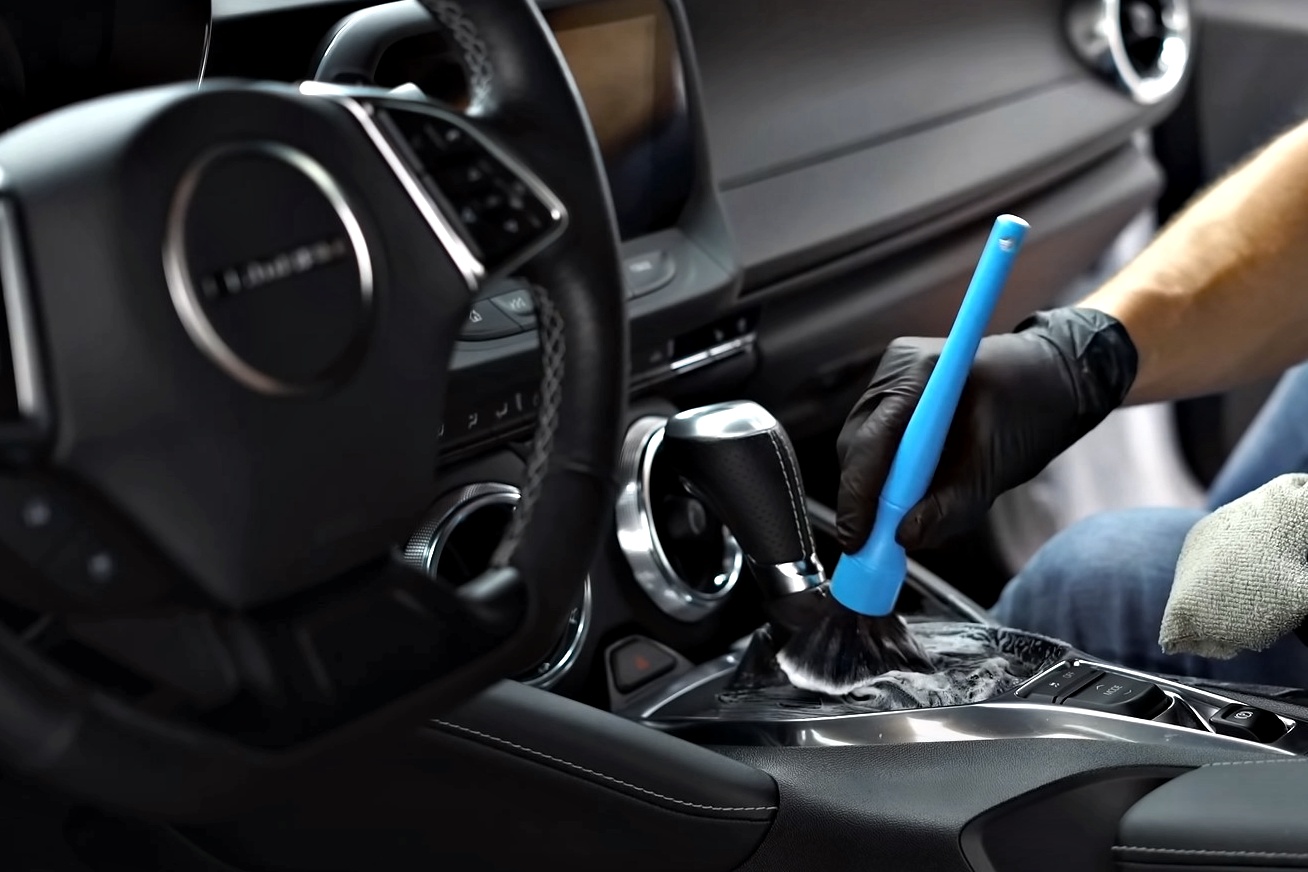 Jemný detailovací štětec - modrá barva. Perfektní pro precizní úpravy.